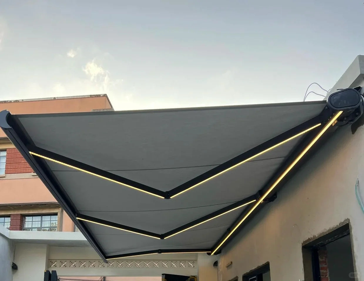 Outdoor Patio Sun Shades Electric Awnings Retractable Canvas Full Box Awning Foldable Arm Polyester Fabric for Restaurants Cafes